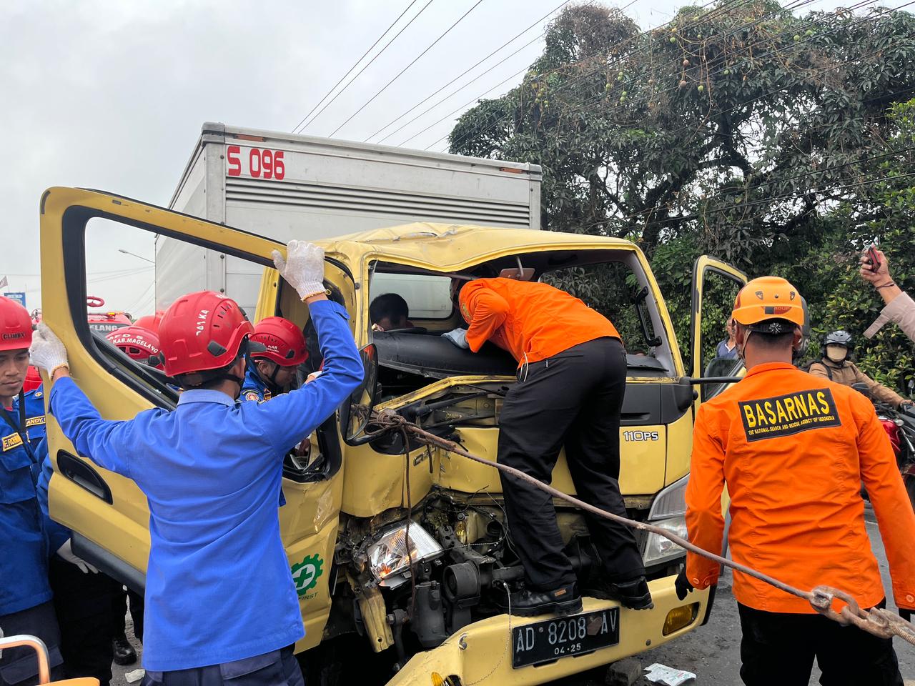 Tim SAR melakukan penyelamatan terhadap sopir truk yang terjepit body dashboard saat kecelakaan di Jalan Raya Yogyakarta-Magelang, Kamis (23/11/2023) (Dok. SAR Semarang)