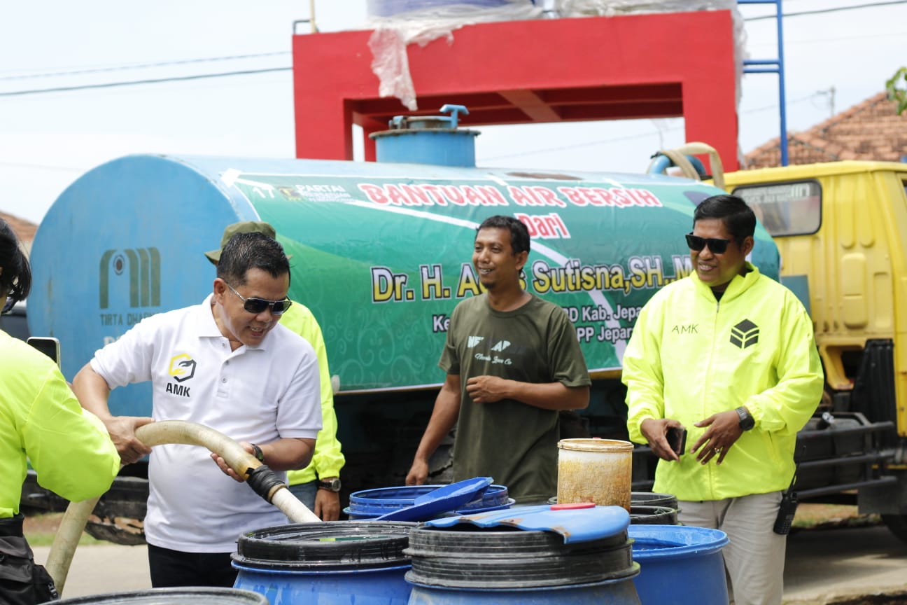 Ketua Komisi A DPRD Kabupaten Jepara Agus Sutisna melakukan blusukan dan menyalurkan 4000 liter air bersih ke Rusus Nelayan Desa Kedungmalang, Kecamatan Kedung pada Kamis (22/11/2023) (Istimewa)