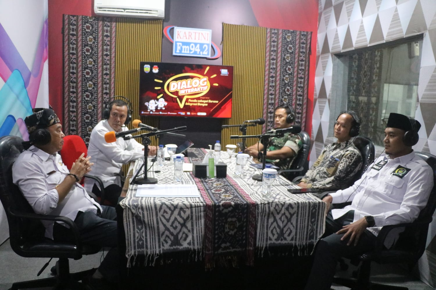 Pj Bupati Jepara Edy Supriyanta dalam Dialog Interaktif fi Radio Kartini FM Jepara pada Senin (27/11/2023) mengimbau masyarakat tidak menjadikan Pemilu sebagai sumber perpecahan (Diskominfo Jepara)