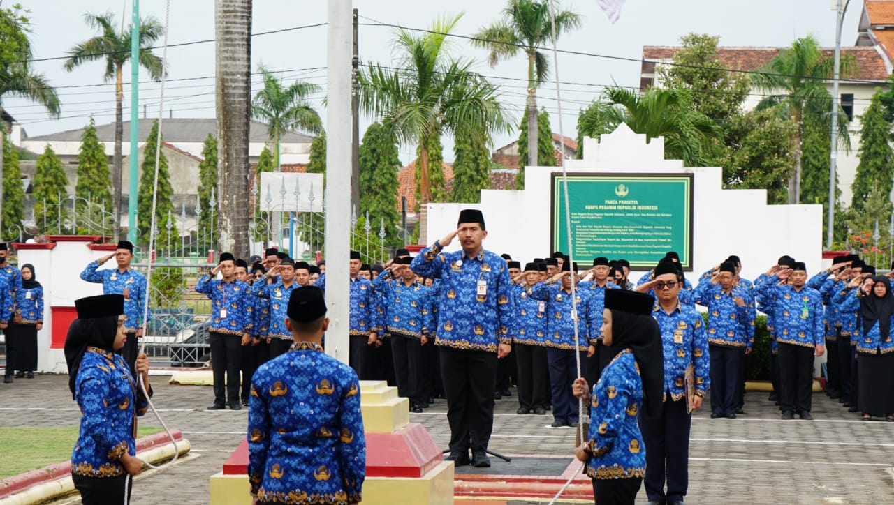 pacara peringatan hari ulang tahun (HUT) ke-52 Korps Pegawai Republik Indonesia (KORPRI) dan HUT ke-24 Dharma Wanita Persatuan Tingkat Kabupaten Jepara yang berlangsung di halaman Setda Jepara pada Rabu (29/11/2023)