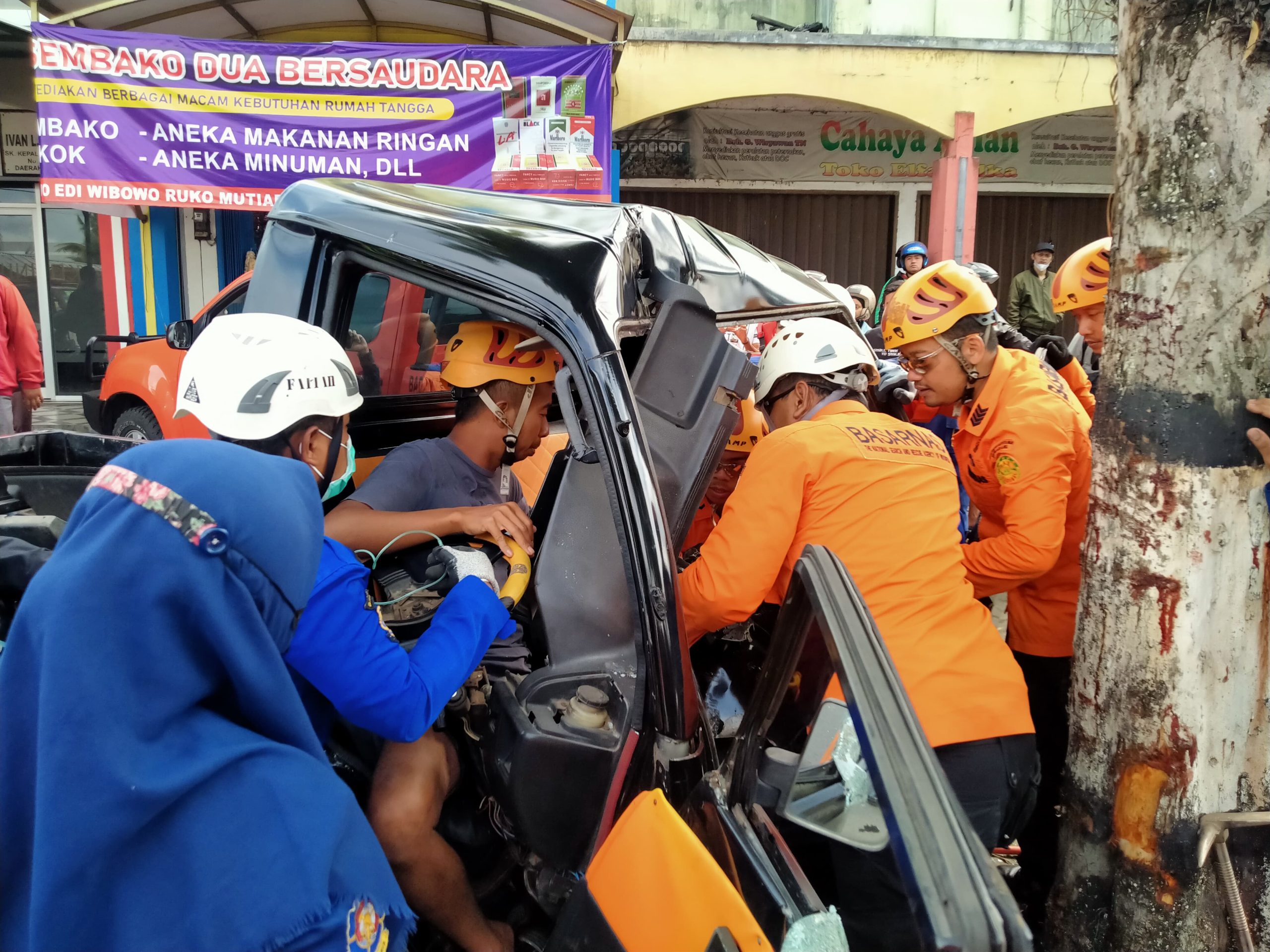 Tim SAR melakukan evakuasi terhadap pengendara mobil pick up yang mengalami kecelakaan tunggal di jalan Sarwo Edie Wibowo, Kota Magelang pada Rabu (29/11/2023) (Dok. Tim SAR Semarang)