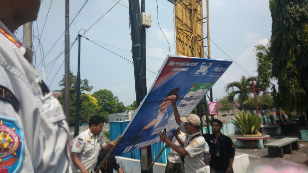 Bawaslu Kudus bersama Satpol PP menertibkan lebih dari seribu APK (Foto: medcom.id)