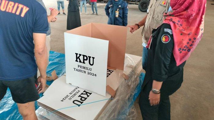 Pengecekan logistik bilik suara pemilu di Gudang KPU Kudus (Foto: TribunJateng)