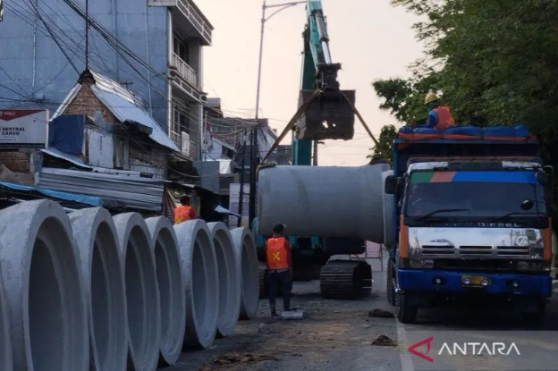 Pembangunan drainase dan trotoar di Jalan Sunan Kudus pada Selasa (21/11/2023) (Foto: ANTARAJATENG)