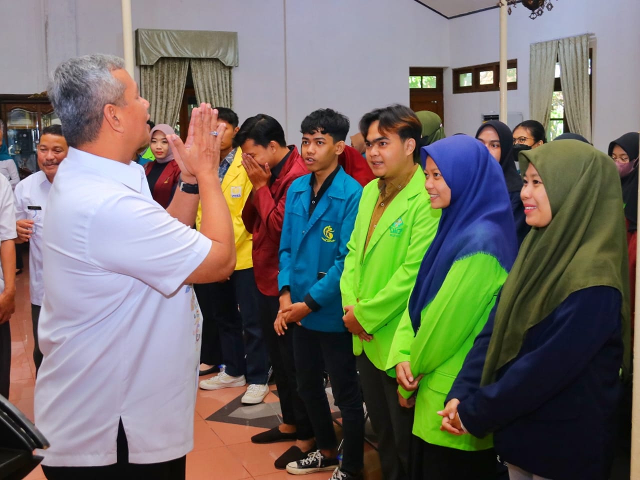 Penyerahan uang pendidikan bagi mahasiswa berprestasi yang kurang mampu secara langsung oleh Pj Bupati Kudus Bergas C. Penanggungan di Pendopo Belakang, Kamis (14/12) pagi (Diskominfo Kudus)