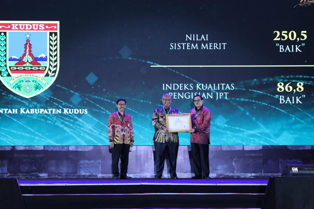 Penyerahan penghargaan secara langsung oleh Ketua KASN Prof Agus Pramusinto kepada Pj. Bupati Kudus Bergas Catursasi Penanggungan pada ajang Anugerah Meritokrasi KASN di Kraton Grand Ballroom, Yogyakarta Marriott Hotel, Kamis (7/12)