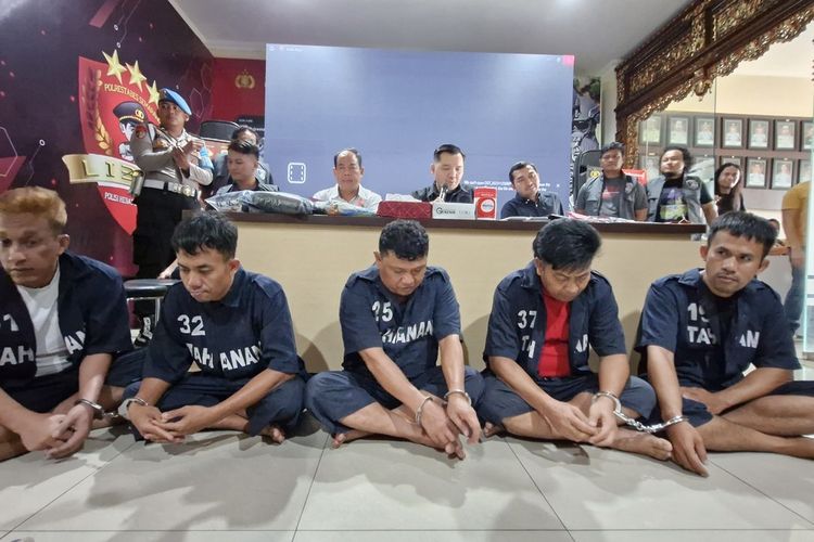 Komplotan tersangka penipuan yakni Abdul Rasyid (51), Ibrahim (45), Dani Ramdani (39), Adi Santoso (44), dan Muh Fadel Jibran (37) dalam jumpa pers pada Jumat (1/12/2023) (Kompas.com)
