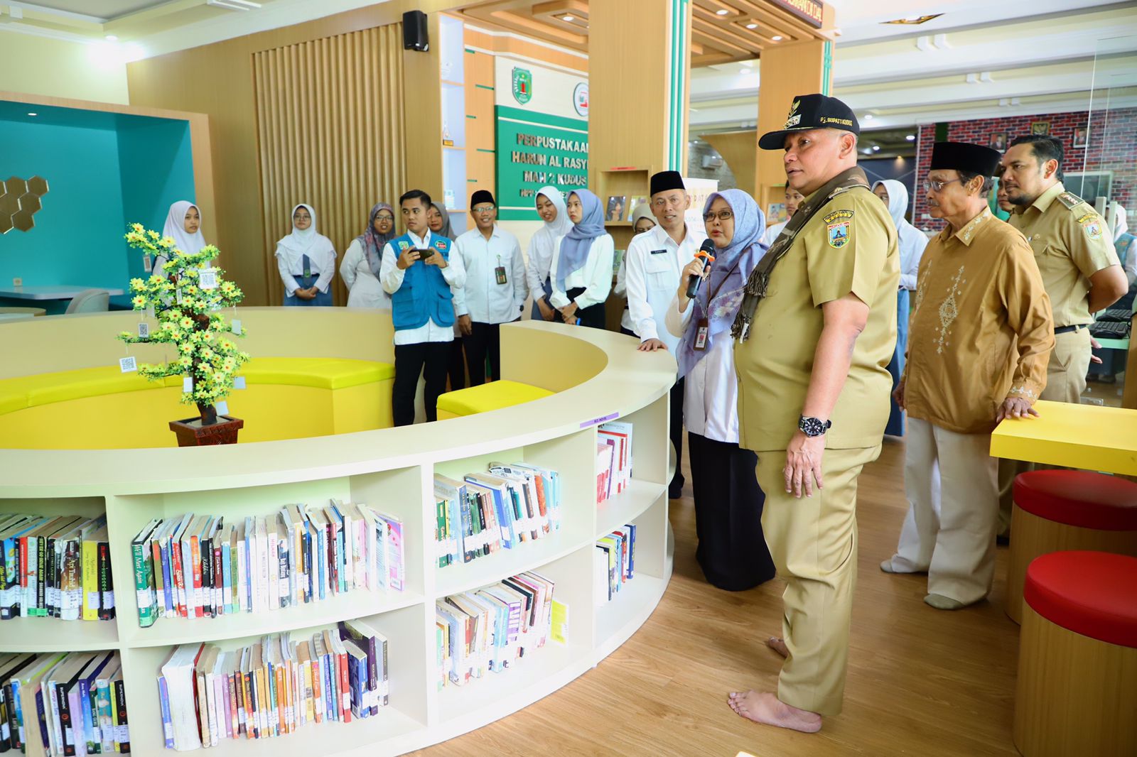 Pj Bupati Kudus Bergas C. Penanggungan meninjau Perpustakaan Harun Al-Rasyid MAN 2 Kudus (Diskominfo Kudus)