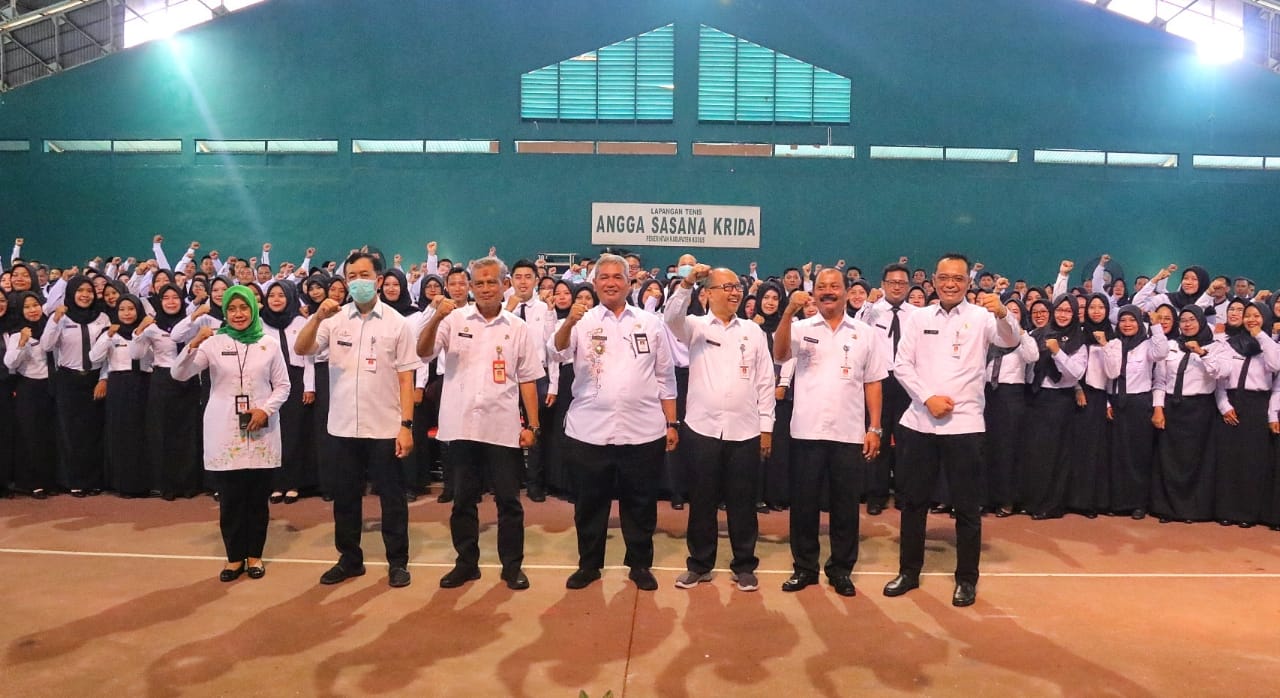 Penutupan orientasi PPPK Angkatan IV sampai XV di lingkungan Pemkab Kudus tahun anggaran 2023 di Lapangan Tenis Indoor Angga Sasana Krida Kompleks Kantor Bupati Kudus, Kamis (28/12) (Diskominfo Kudus)