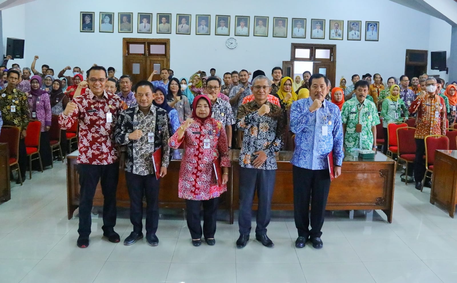 Penyerahan tanda kehormatan Satyalancana Karya Satya 10 Tahun, 20 Tahun, dan 30 Tahun bagi PNS di Pemkab Kudus berlangsung di ruang rapat lantai IV Gedung A Setda Kudus, Jumat (22/12/2023)