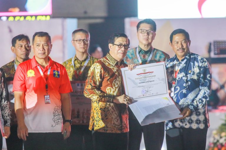 Penyerahan penghargaan kepada Provinsi Jawa Tengah (Jateng) berlangsung pada Peringatan Hari HAM Sedunia ke-75, di Lapangan Banteng, Jakarta, Minggu (10/12/2023) malam (jatengprov.go.id)