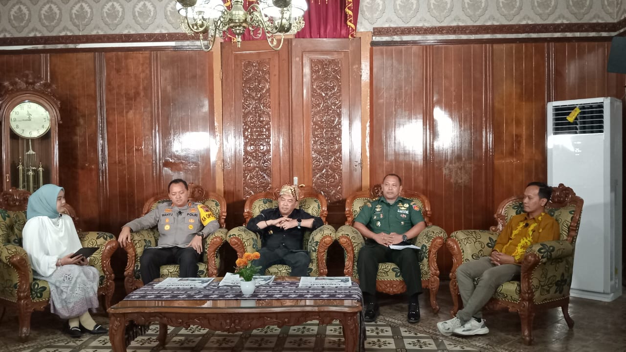 Penjabat Bupati Jepara Edy Supriyanta menyebut Jepara masih adem ayem menyongsong gelaran Pemilu 2024, bertempat di Ruang Peringgitan Pendapa R.A. Kartini Kabupaten Jepara pada Kamis, (30/11/2023) (Diskominfo Jepara)