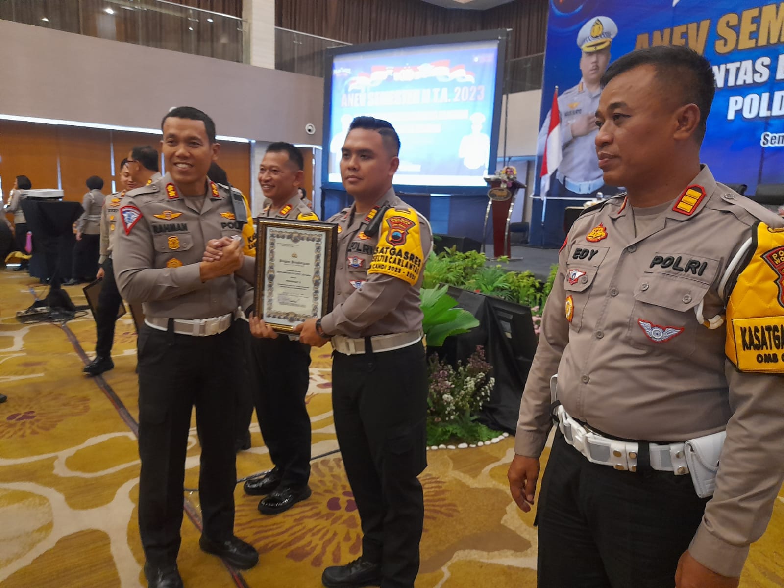 Penyerahan penghargaan secara simbolis oleh Wadir Lantas Polda Jateng AKBP Rahman Wijaya kepada Kasatlantas Polres Jepara AKP Dionisius Yudi Christiano di Semarang, Rabu (29/11/2023) (Dok. Polres Jepara)