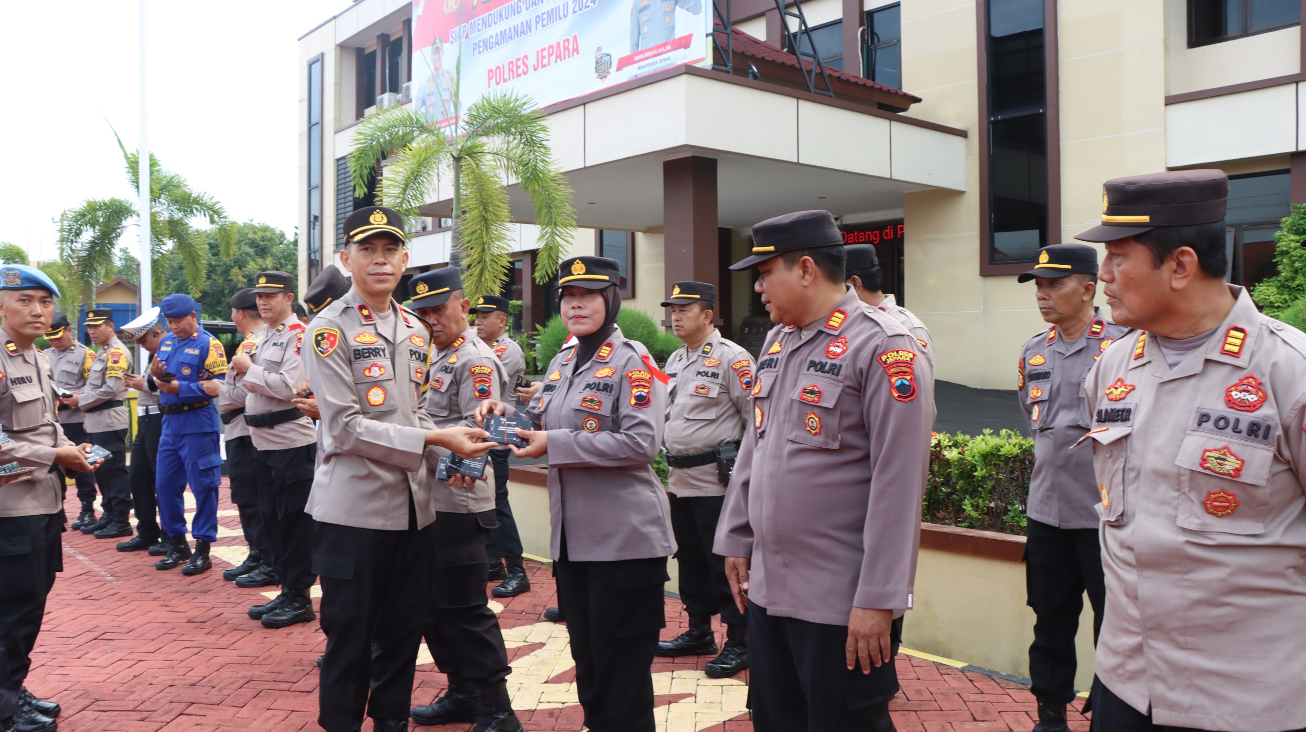 Pembagian buku saku 'Pedoman Netralitas Anggota Polri Dalam Pemilu 2024' saat apel pagi di lapangan Mapolres Jepara, Senin (4/12/2023).