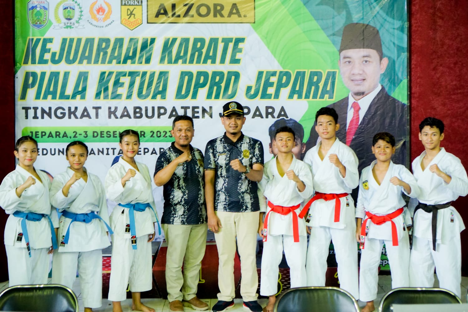 Ketua DPRD Jepara Gus Haiz bersama para atlet karate yang mengikuti kejuaraan piala ketua DPRD Jepara