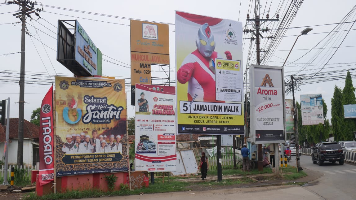 baliho caleg ultraman yang tersebar di Jepara (KlikFakta/Nur Ithrotul Fadhilah)