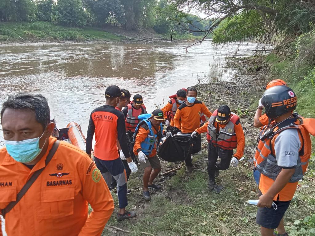Tim SAR Gabungan mengevakuasi jasad nenek Sulami pada Kamis (7/12/2023) (Istimewa)