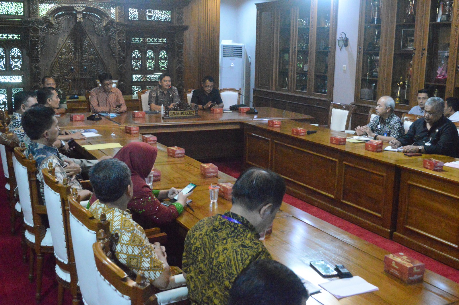 Rapat koordinasi penanganan tambak udang Karimunjawa di ruang Vidcon Setda Jepara, Kamis,(7/12/2023).