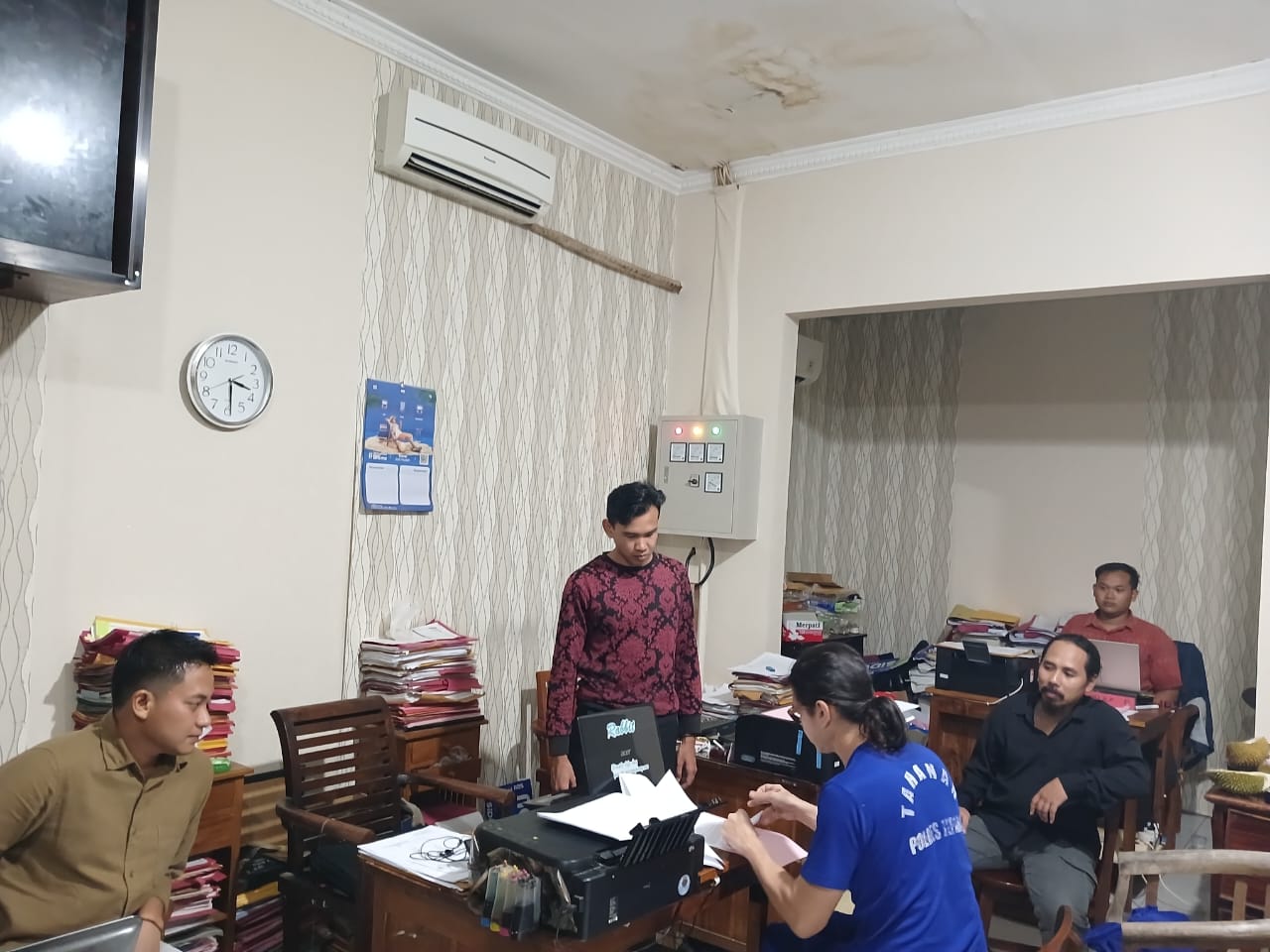 Satreskrim Polres Jepara memberikan penangguhan penahanan kepada aktivis lingkungan Karimunjawa yang tersandung kasus pelanggaran UU ITE (Istimewa)