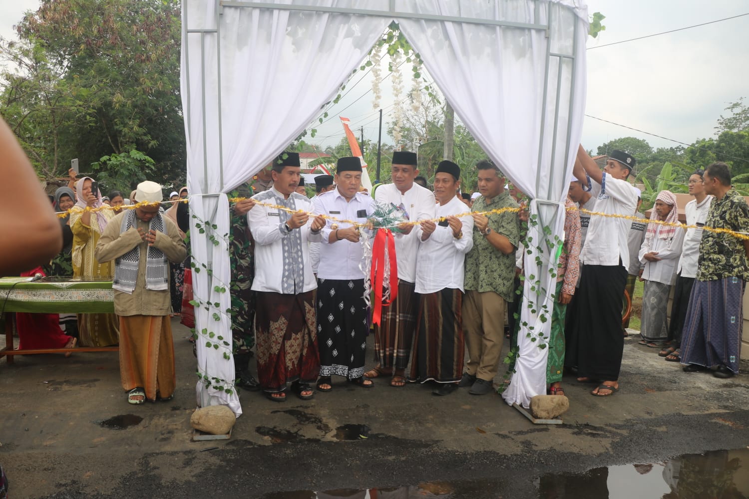 Peresmian jembatan Loko Joyo ditandai penandatanganan batu prasasti dan pemotongan pita oleh Pj. Bupati Jepara Edy Supriyanta didampingi Sekda Jepara Edy Sujatmiko, pada Jumat 8 Desember 2023.