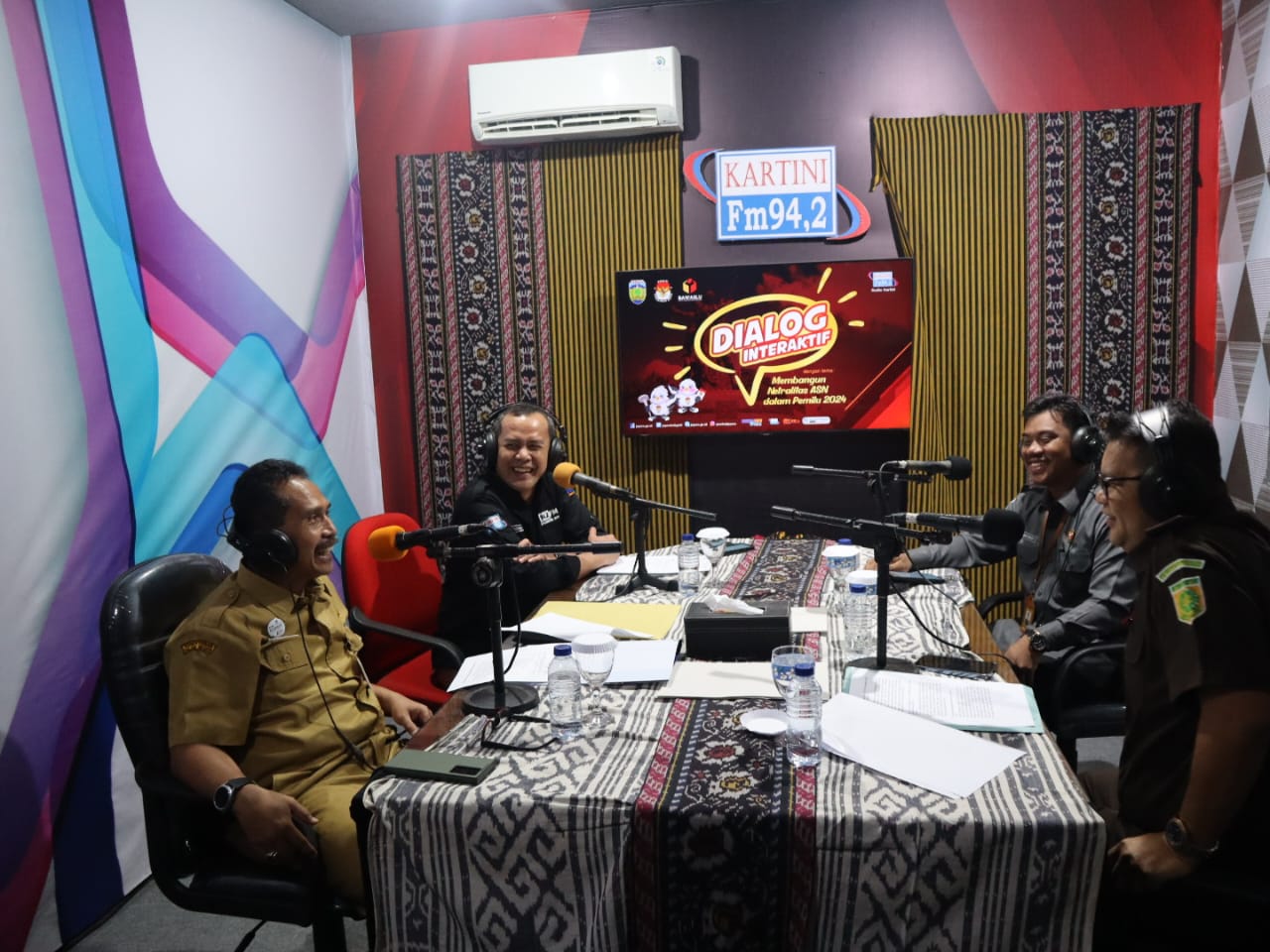 Dialog di Radio Kartini FM Jepara pada Senin (11/12/2023) pagi. Kali ini dialog dipandu Kepala Diskominfo Kabupaten Jepara Arif Darmawan, juga menghadirkan narasumber Ketua Bawaslu Kabupaten Jepara Sujiantoko dan Kasi Intel Kejaksaan Negeri Jepara Rony Indra.