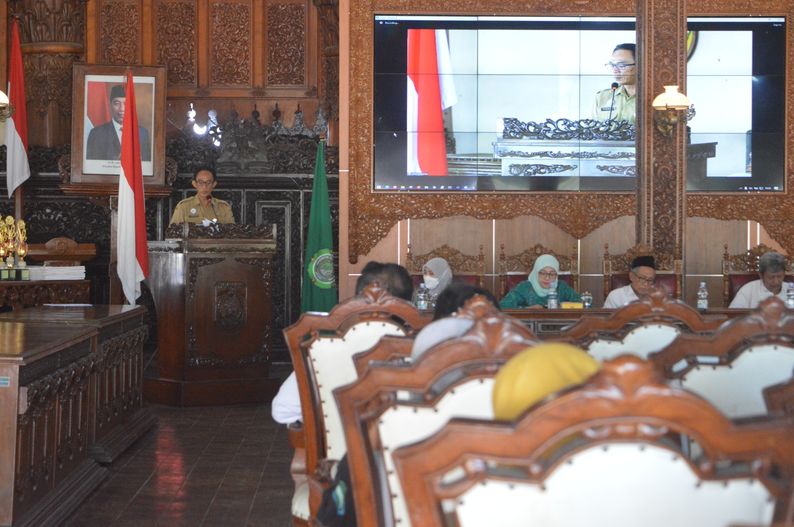 Staf Ahli Bupati Jepara Bidang Pemerintahan, Hukum, dan Politik Muh Tahsin mewakili Pj Bupati Jepara saat menjadi pemateri seminar.