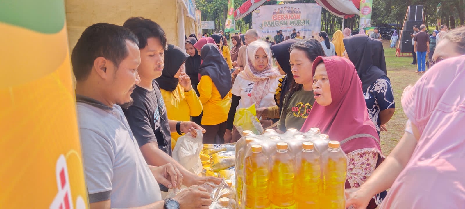 Pemkab Jepara menggelar gerakan pangan murah menjelang Natal dan Tahun Baru 2024 Kali ini kegiatan bertempat di Lapangan Desa Jinggotan, Kecamatan Kembang, pada Selasa (19/12/2022) pagi
