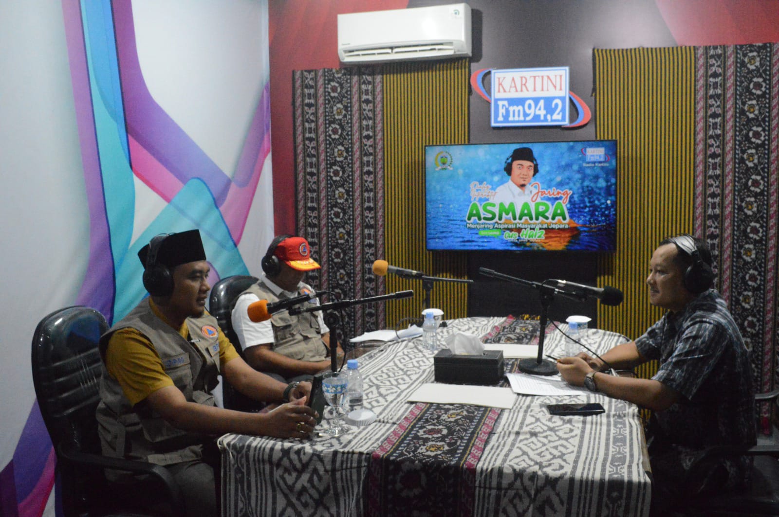 dialog interaktif di LPPL Radio Kartini FM Jepara, Selasa (19/12/2023) (Istimewa)