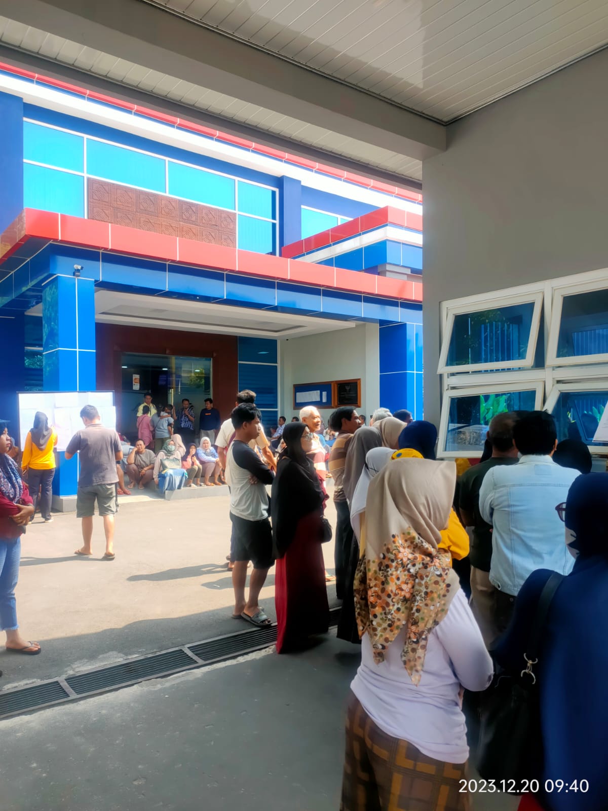 Sejumlah nasabah BPR Jepara Artha sedang mengantre hingga di plataran dan pos satpam kantor untuk menarik tabungan mereka. (KF/Aris S)