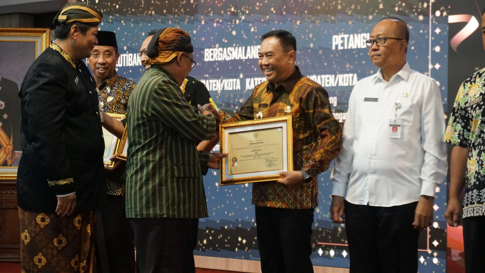 Piagam penghargaan PDSD diterima Penjabat Bupati Jepara H. Edy Supriyanta di Gedung Gradhika Bhakti Praja kompleks Gubernuran, Kamis (21/12/2023) (Diskominfo Jepara)