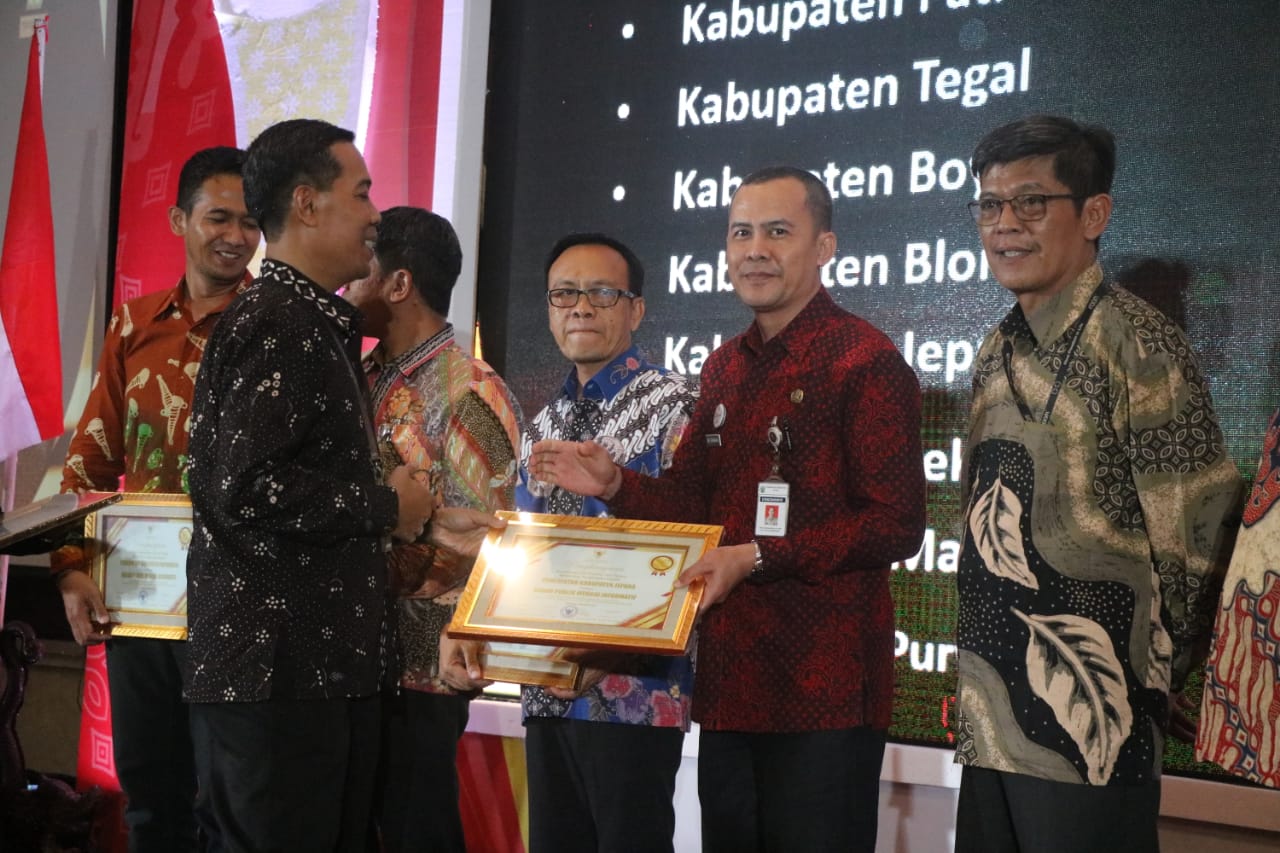 Penghargaan badan publik dengan ketegori "menuju informatif" diterima Kepala Dinas Komunikasi dan Informatika (Diskominfo) Jepara Arif Darmawan selaku Pejabat Pengelola Informasi dan Dokumentasi (PPID), pada Kamis 21 Desember 2023 di Rama Shinta Ballroom Patrajasa Semarang