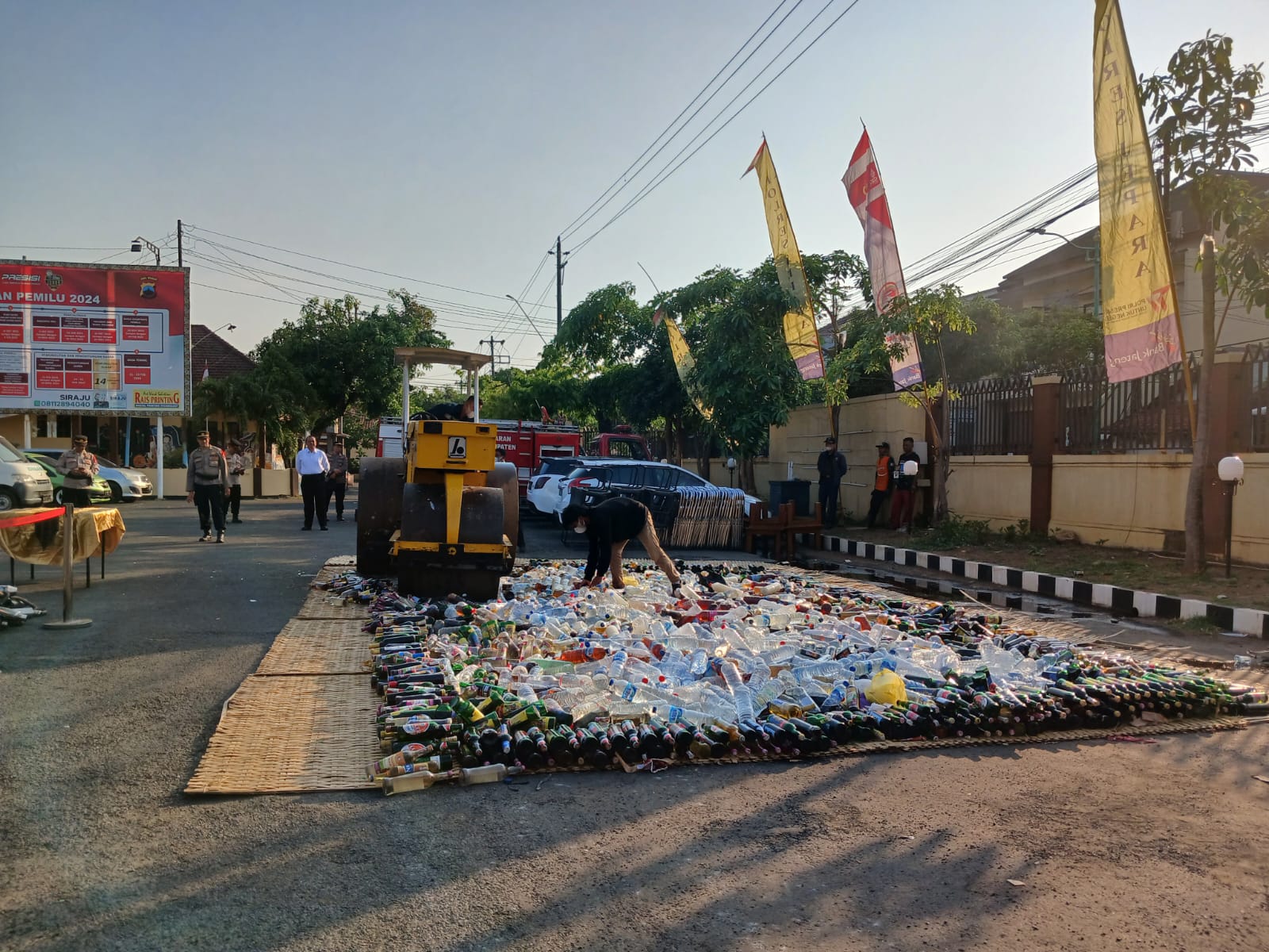 Pemusnahan miras dan knalpot brong oleh Polres Jepara berlangsung di Halaman Mapolres Jepara, Jumat (22/12/2023) (KlikFakta/Nur Ithrotu Fadhilah)
