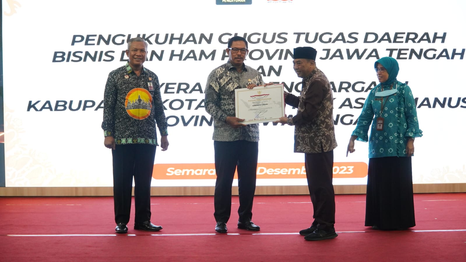 Penjabat (Pj) Bupati Jepara Edy Supriyanta menerima piagam penghargaan itu langsung dari Pj Gubernur Jateng Nana Sudjana di Gedung Gradhika Bakti Praja, Kantor Gubernur Jawa Tengah, Semarang, Kamis (28/12/2023) (Diskominfo Jepara)