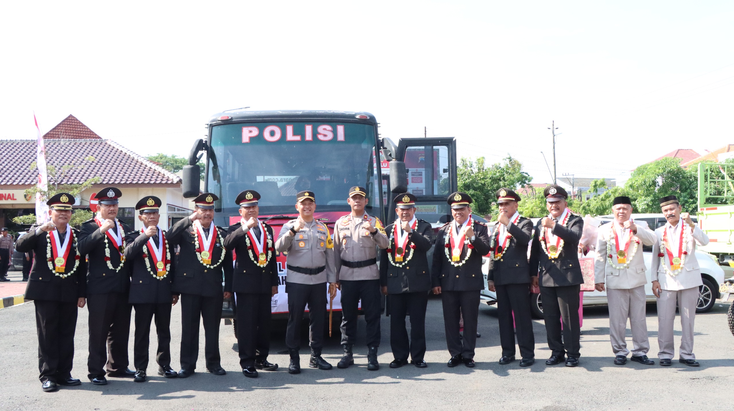 pelepasan anggota Polres Jepara lewat pawai purna bakti pada Minggu (31/12/2023) (Dok. Polres Jepara)