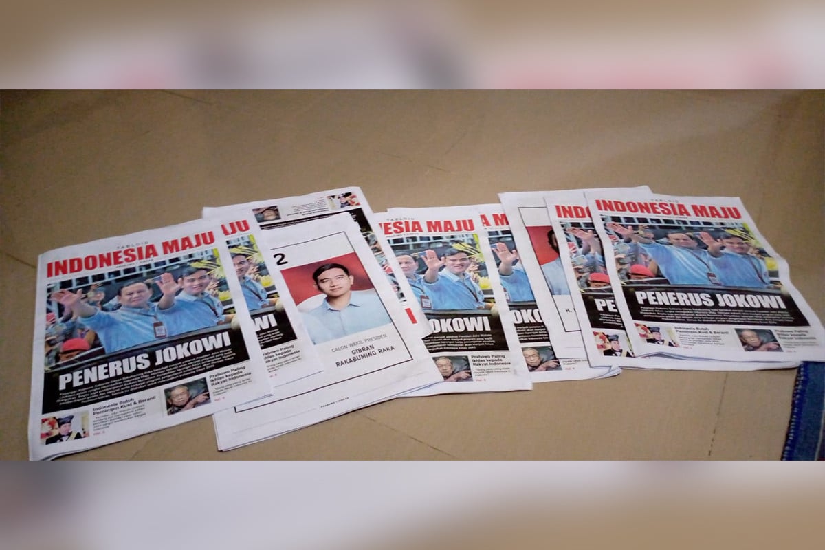 Tabloid berisi materi kampanye Prabowo-Gibran yang disebar di Demak (Foto: JPNN)
