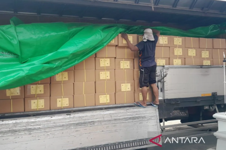 Proses bongkar logistik surat suara Pemilu 2024 di gudang logistik KPU Pati, Sabtu (9/12) (ANTARA Jateng)