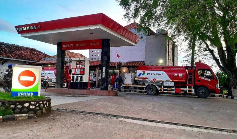 Pertamina melakukan penambahan stok BBM di Karimunjawa untuk mengantisipasi cuaca ekstrem (Foto: Republika)