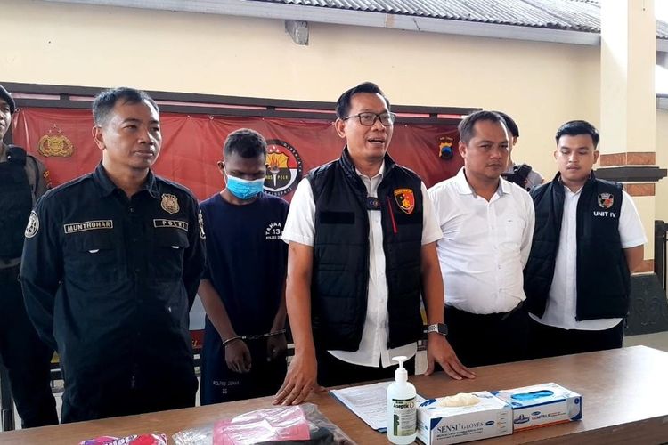 pelaku begal payudara ASA (20) saat gelar perkara di Mapolres Demak (3/1/2024) (Foto: Kompas.com)