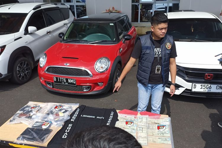Aparat kepolisian menunjukkan barang bukti dari Lengek Squad, sindikat penadah dan penjualan mobil bodong di Pati dan Jepara (Foto: Kompas.com)