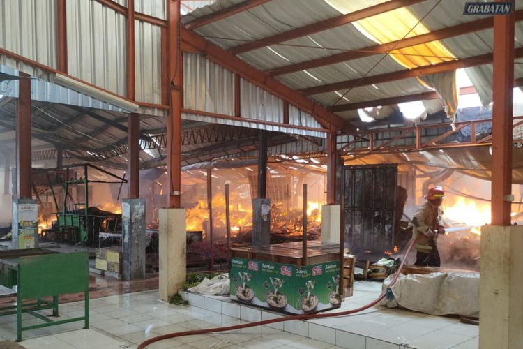 Api dari dalam yang berkorbar di Pasar Ngawen Blora (Foto: Kompas.com)