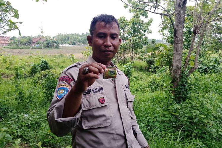 Bhabinkamtibmas Kelurahan Kunden, Bripka Teguh Waluyo menunjukkan bungkus jamu kuat yang ditemukan di lapangan golf Kelurahan Kunden, Kecamatan Blora, Kabupaten Blora (Foto: Kompas.com)