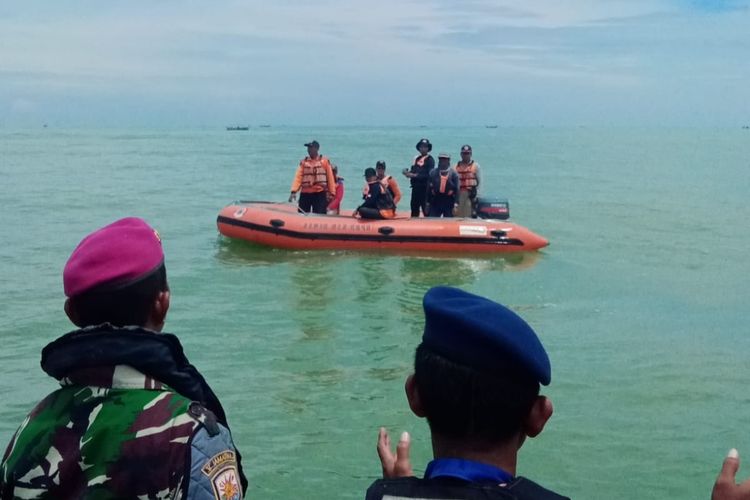 Petugas gabungan menyisir Pantai Wedung, Demak untuk mencari nelayan yang hilang