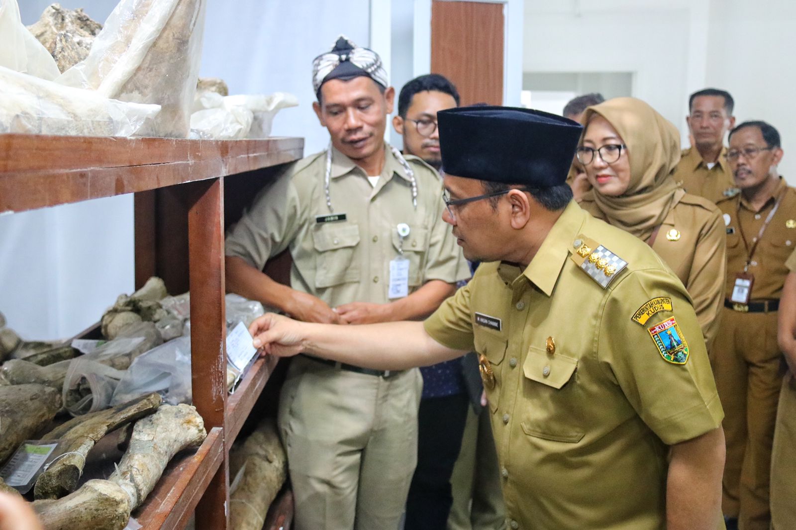 Pj Bupati Kudus Muhamad Hasan Chabibie saat melakukan kunjungan ke Museum Patiayam pada Senin (29/1) (Diskominfo Kudus)