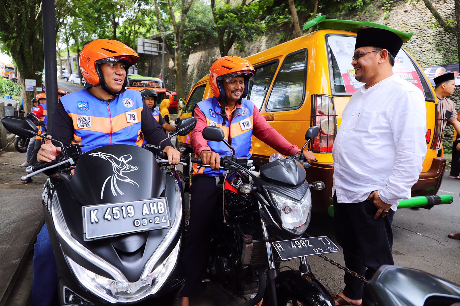 Pj Bupati Kudus bercengkrama dengan tukang ojek Muria setelah ziarah ke Makam Sunan Muria pada Minggu (21/1/2024)