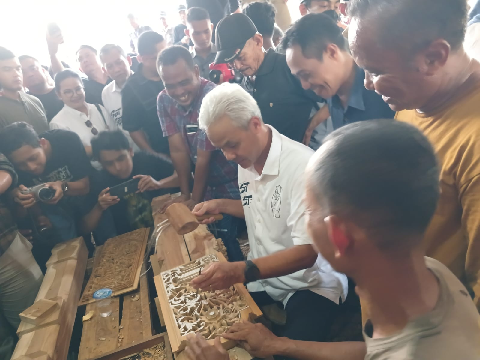 Calon presiden Ganjar Pranowo mengunjungi sentra gebyok ukir di Desa Blimbingharjo, Kecamatan Nalumsari, Kabupaten Jepara, Selasa (2/1/2024)