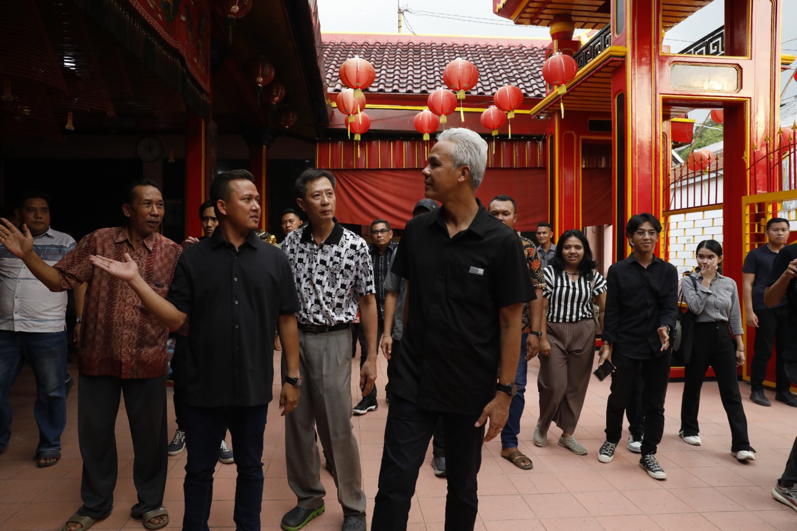 Ganjar Pranowo, calon presiden nomor urut 3 menyempatkan diri untuk mengunjungi Kelenteng Hian Thian Siang Tee Welahan, Jepara, Selasa (2/1/2024)