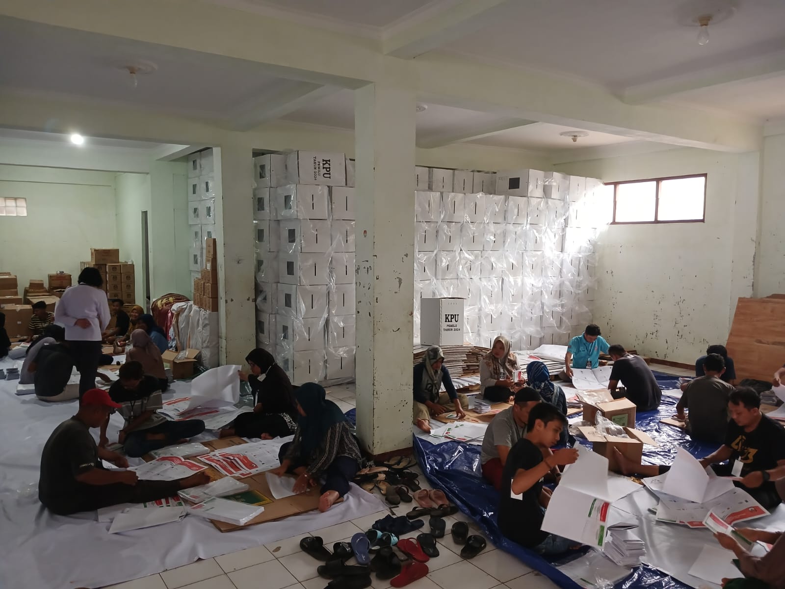 aktivitas pelipatan surat suara di gudang Langon, Kamis (4/1/2023) (KlikFakta/Nur Ithrotul Fadhilah)