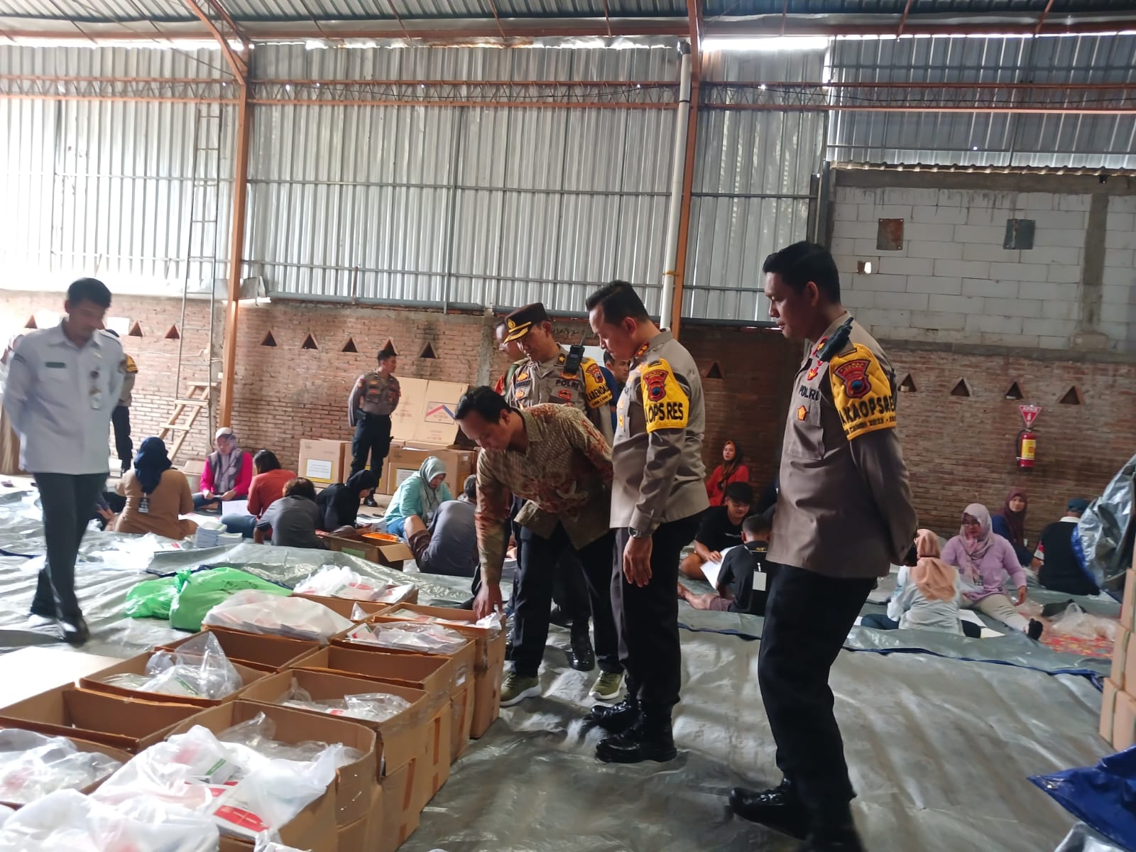 Polres Jepara memantau langsung gudang logistik KPU Jepara di Desa Mulyoharjo, Kamis (4/1/2024) (KlikFakta/Nur Ithrtul Fadhilah)