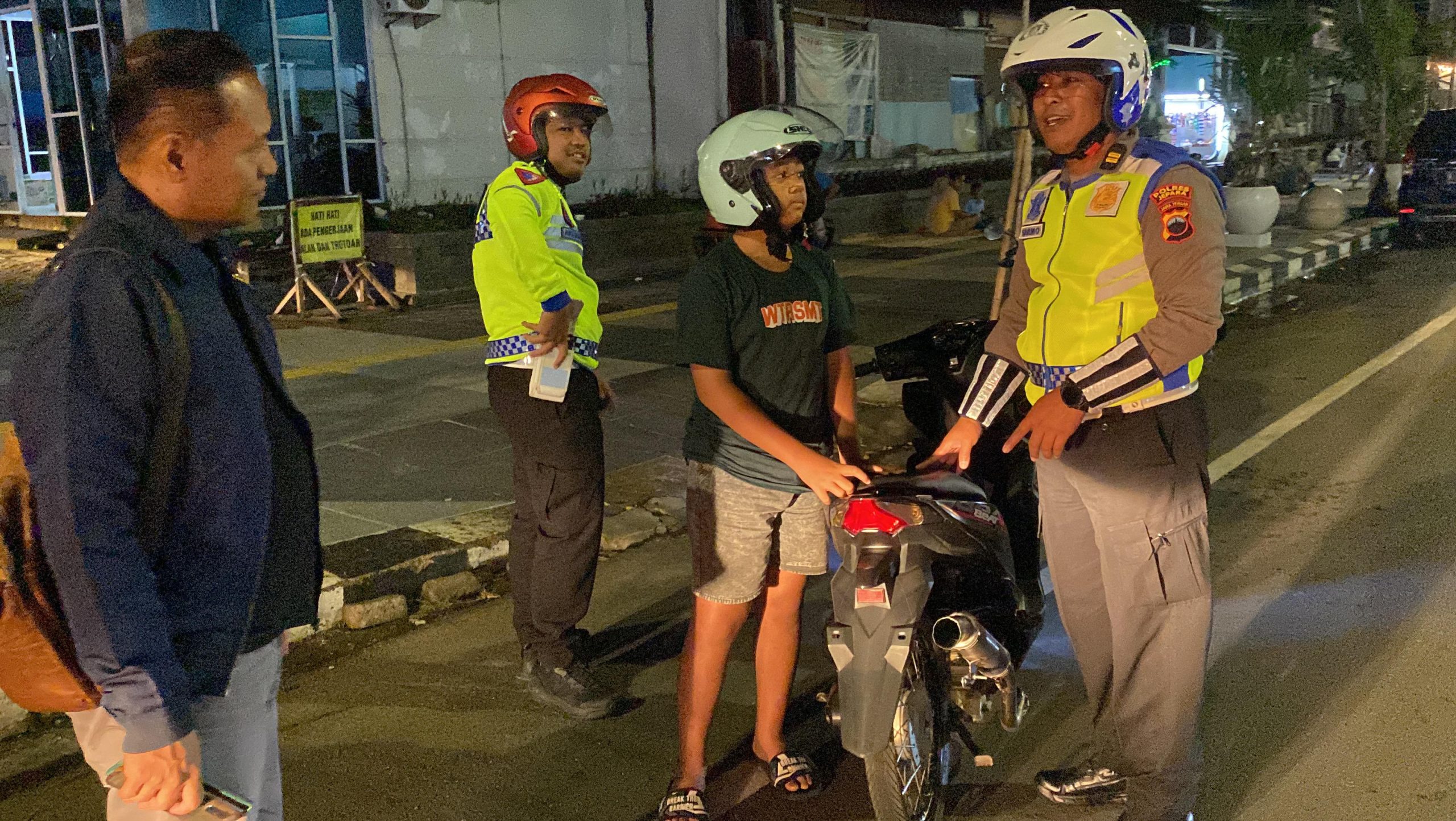 razia hunting knalpot brong oleh personel Polres Jepara di sejumlah titik di Jepara (6/1/2024) (Dok. Polres Jepara)