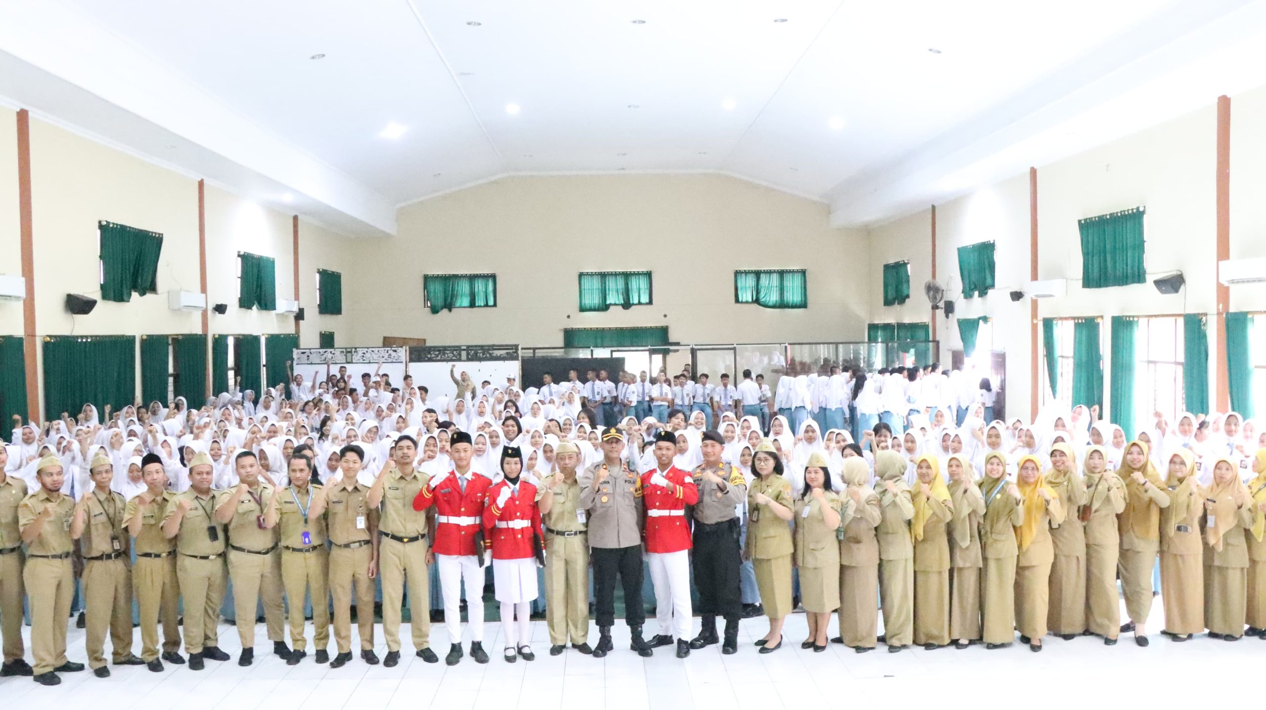 Jajaran Polres Jepara go to school ke SMK N 1 Jepara untuk mengedukasikan larangan penggunaan knalpot brong pada Senin (8/1/2024) (Dok. Polres Jepara)